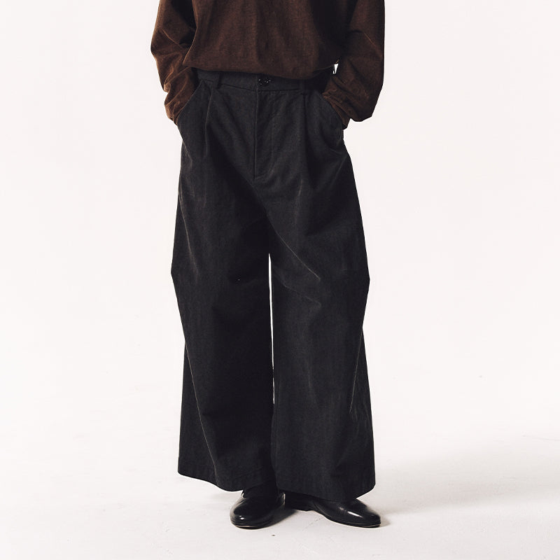 KNEE-PLEATED CROPPED PANTS