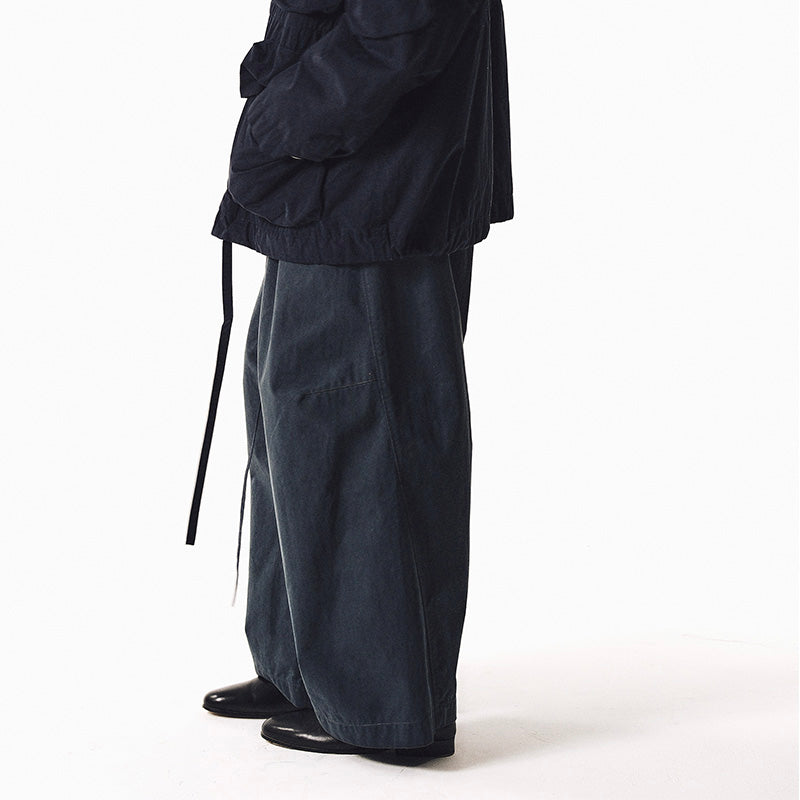 KNEE-PLEATED CROPPED PANTS